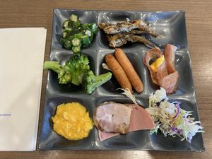 ホテル日航つくば「セリーナ」の朝食ビュッフェで盛り付けた料理