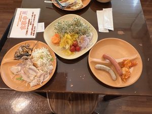 どきどきレストランつくば牛久店のサラダ、ローストポーク、ソーセージ